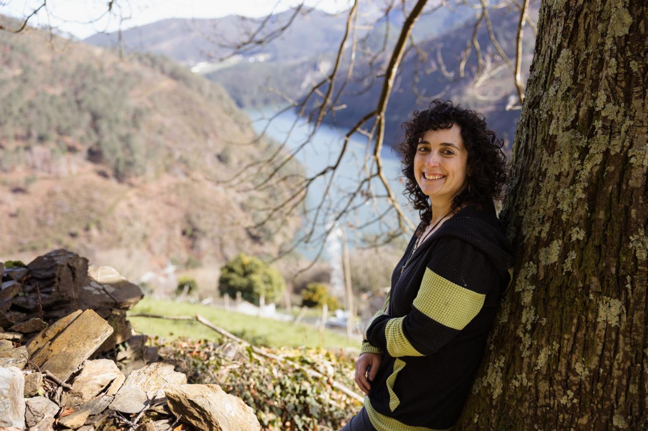 María Aroca Iknos Terapias sonriente en arbol y fondo pantano