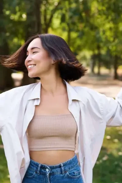 mujer brazos abiertos VSL dolor Iknos